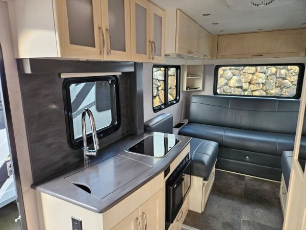 2020 Pleasure-Way Plateau XL XLTS - Image 12