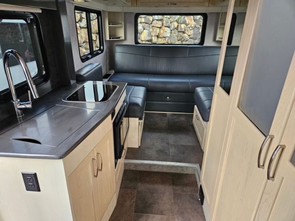 2020 Pleasure-Way Plateau XL XLTS - Image 6