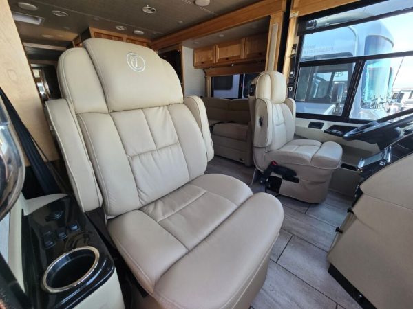 2020 Tiffin Motorhomes Allegro Breeze 33BR - Image 12