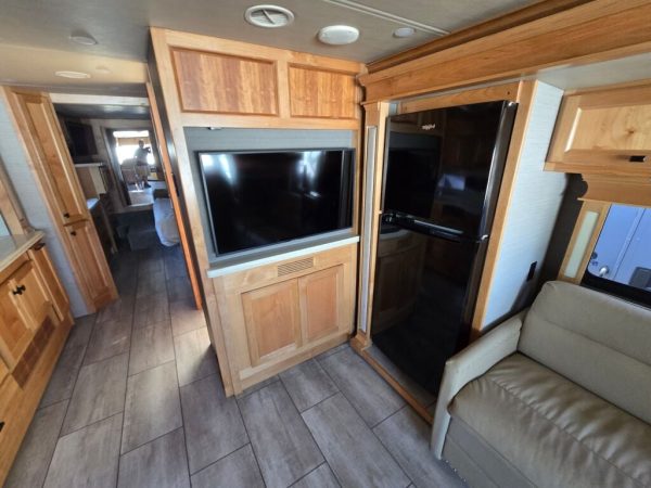 2020 Tiffin Motorhomes Allegro Breeze 33BR - Image 16