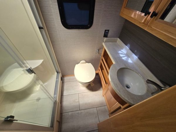 2020 Tiffin Motorhomes Allegro Breeze 33BR - Image 23