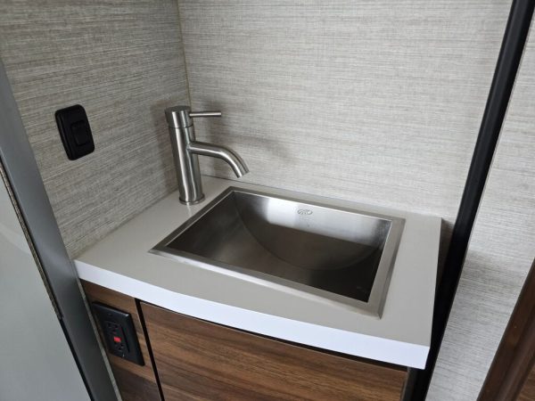 2020 Winnebago Navion 24J - Image 16