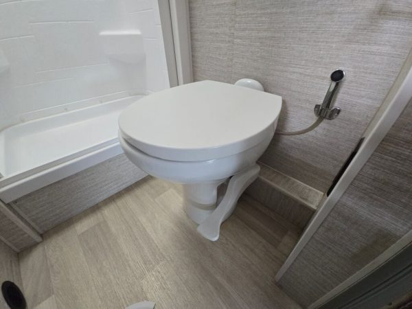 2020 Winnebago Navion 24J - Image 27