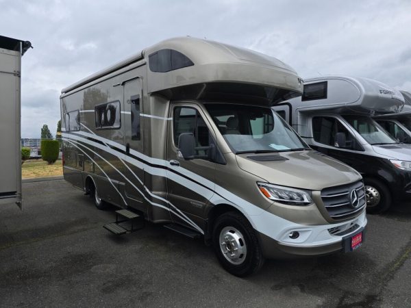 2020 Winnebago Navion 24J