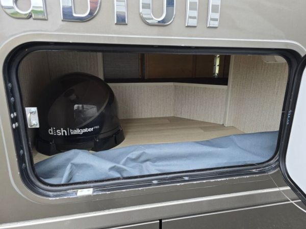 2020 Winnebago Navion 24J - Image 8