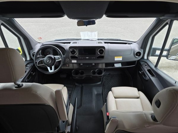 2020 Winnebago Navion 24J - Image 9