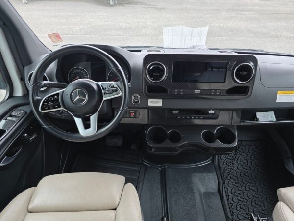 2020 Winnebago Navion 24J - Image 10