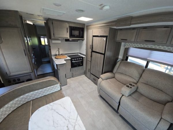 2021 Coachmen Freelander Premier 26DS - Image 13