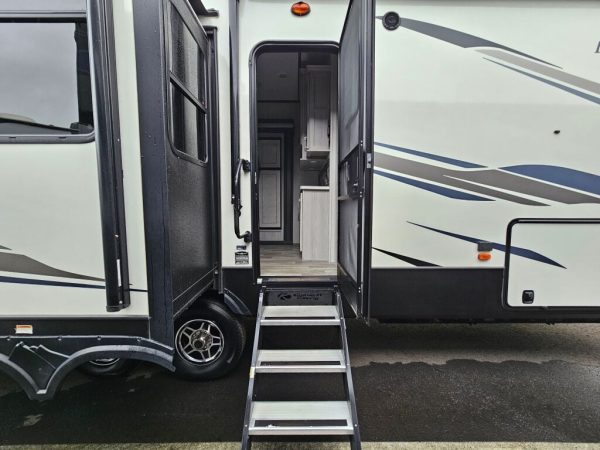 2021 Keystone Montana High Country 330RL - Image 12