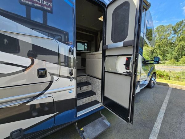 2021 Thor Motor Coach Magnitude Super C RB34 - Image 14