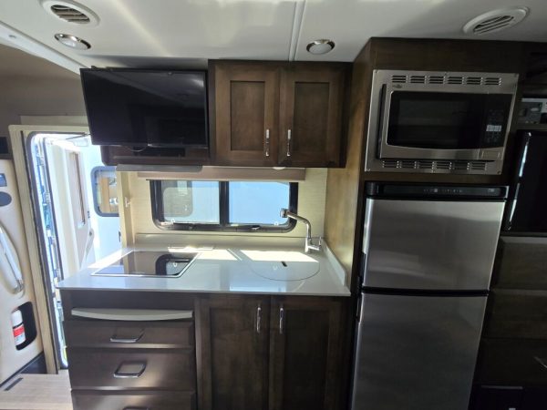 2021 Tiffin Motorhomes Wayfarer 25RW - Image 10