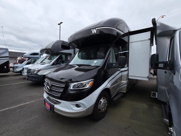 2021 Winnebago Navion 24J - Image 18