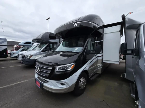 2021 Winnebago Navion 24J