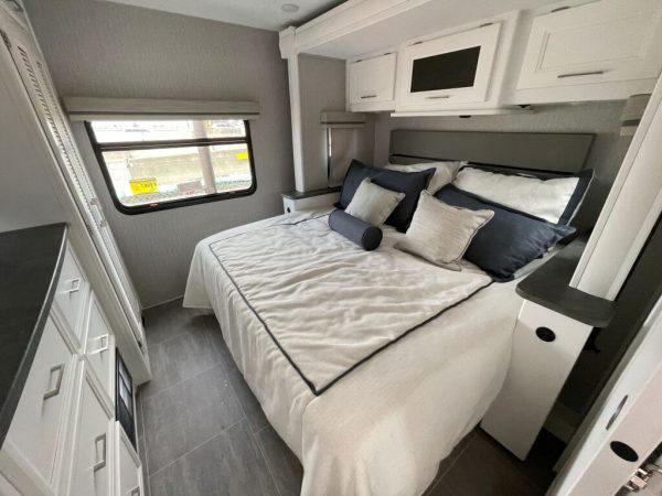 2022 Coachmen Mirada 315KS - Image 18