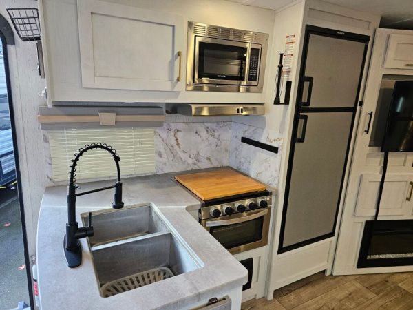 2022 Dutchmen Astoria Travel Trailer 2903BH - Image 17