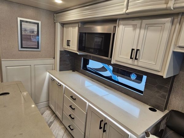 2022 Fleetwood Discovery 36Q - Image 16