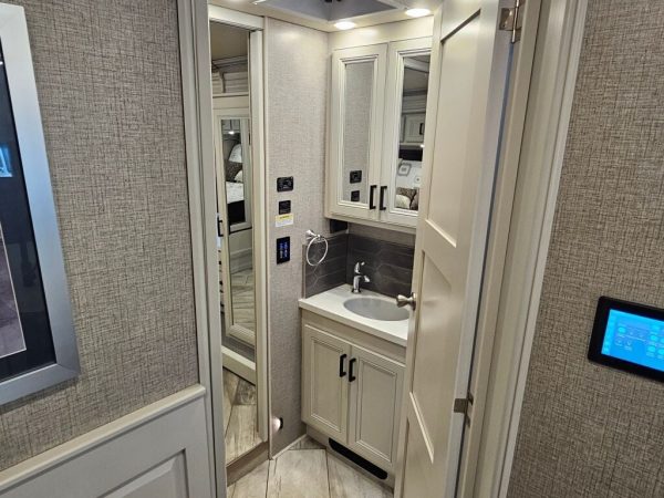 2022 Fleetwood Discovery 36Q - Image 23