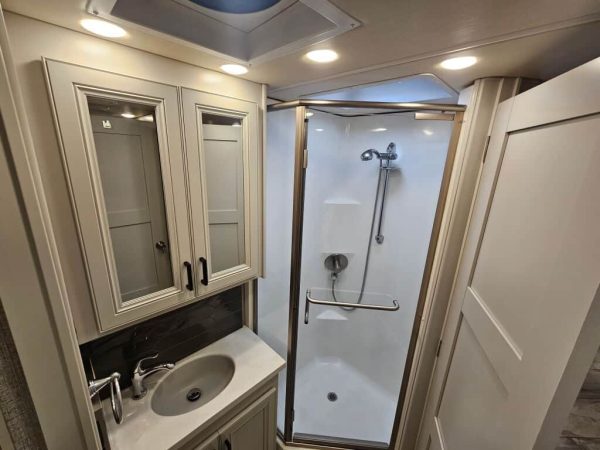 2022 Fleetwood Discovery 36Q - Image 24