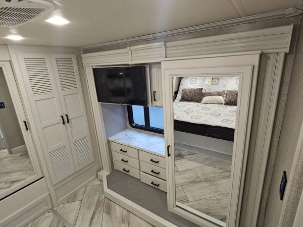 2022 Fleetwood Discovery 36Q - Image 32