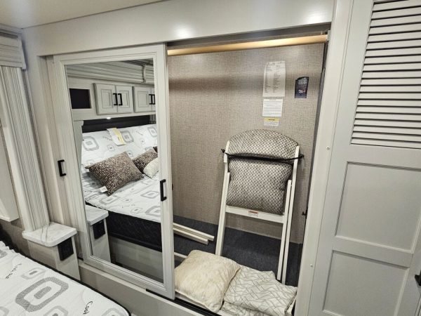 2022 Fleetwood Discovery 36Q - Image 33