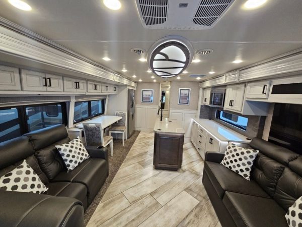 2022 Fleetwood Discovery 36Q - Image 7