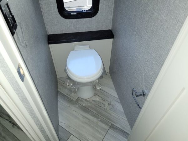 2022 Fleetwood Discovery LXE 36HQ - Image 11