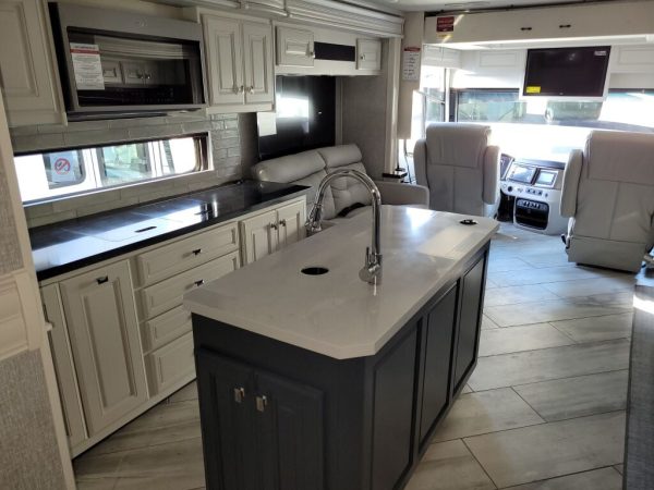 2022 Fleetwood Discovery LXE 36HQ - Image 13