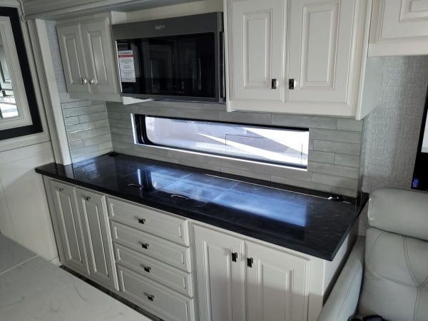 2022 Fleetwood Discovery LXE 36HQ - Image 14