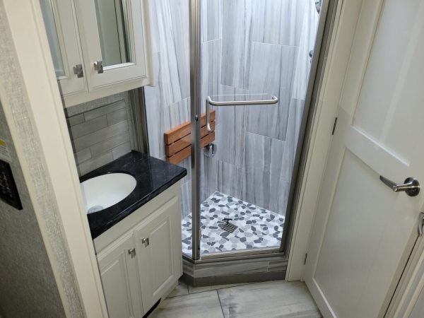 2022 Fleetwood Discovery LXE 36HQ - Image 10