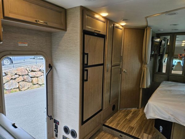 2023 Thor Motor Coach Four Winds 27R - Image 11