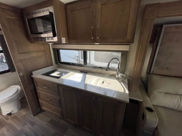 2023 Tiffin Motorhomes Wayfarer 25JW - Image 11