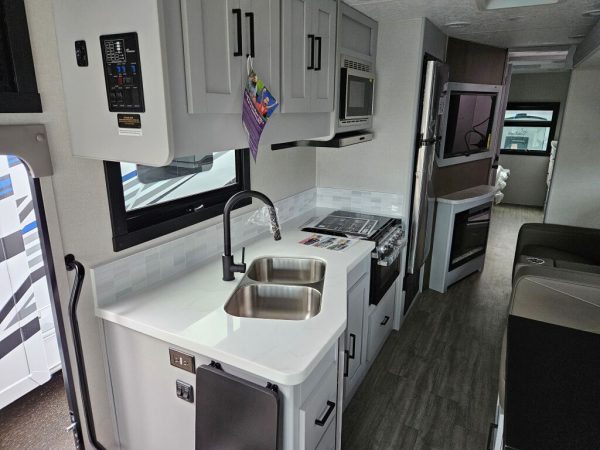 2024 Coachmen Pursuit 31TS - Image 12