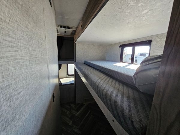 2025 CrossRoads Zinger ZR328SB - Image 18