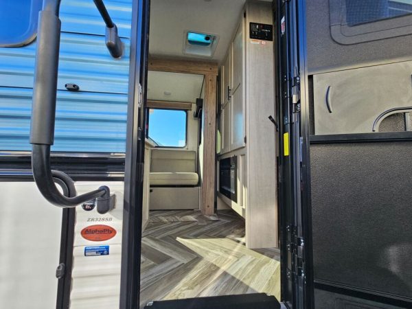 2025 CrossRoads Zinger ZR328SB - Image 5