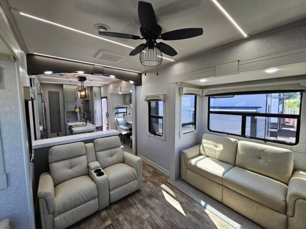 2024 Crossroads Redwood RW4150RD - Image 11