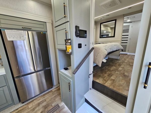 2024 Crossroads Redwood RW4150RD - Image 16