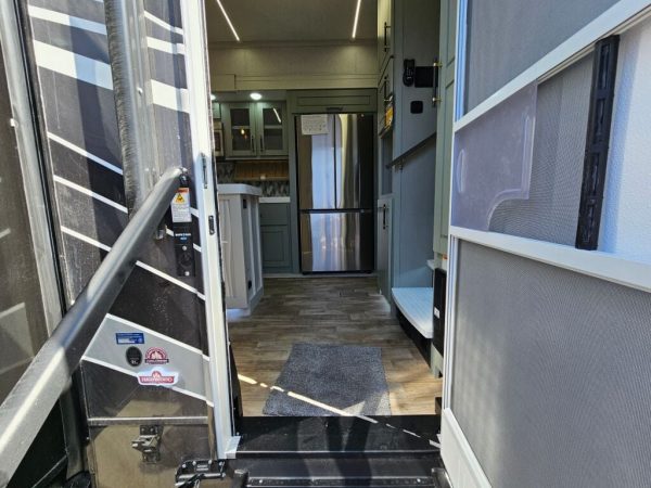 2024 Crossroads Redwood RW4150RD - Image 5