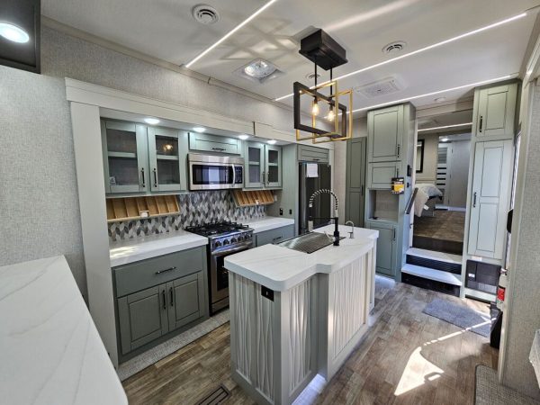 2024 Crossroads Redwood RW4150RD - Image 7