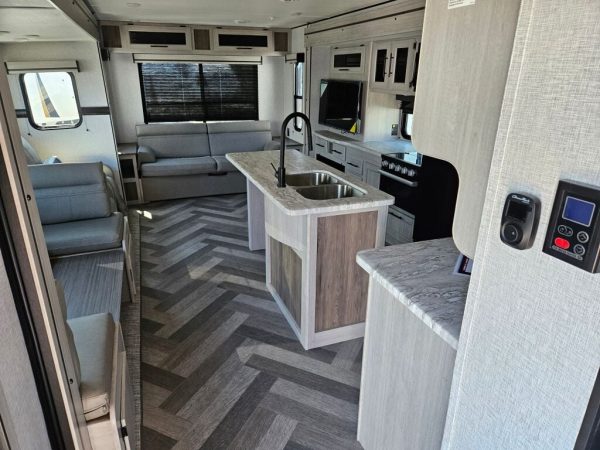 2024 Crossroads Zinger ZR380FB - Image 5