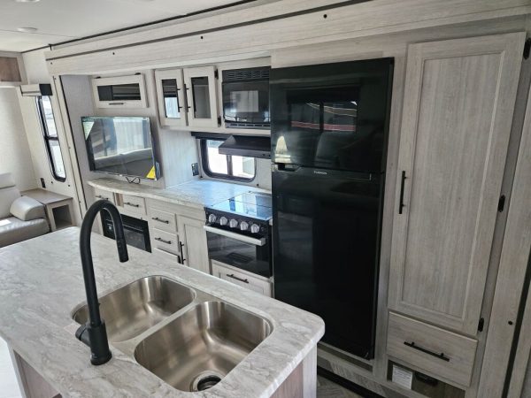 2024 Crossroads Zinger ZR380FB - Image 11