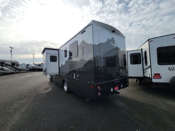 2024 Dynamax Isata 5 Series 28SS - Image 4