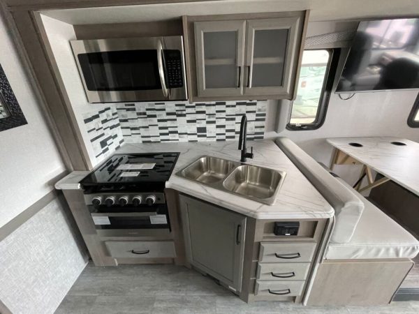 2024 Fleetwood Flair 28A - Image 11