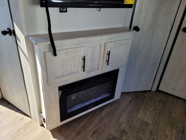 2024 Forest River Rainier 27FK - Image 8