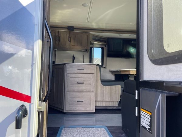2024 Winnebago Vista 31B - Image 5