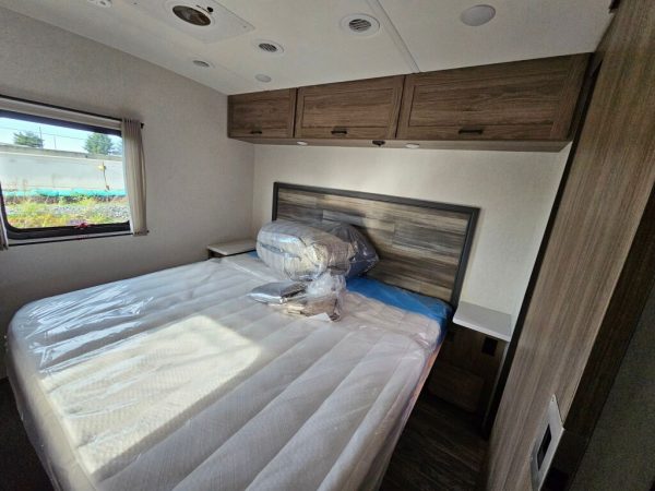 2024 Winnebago Vista 34R - Image 16