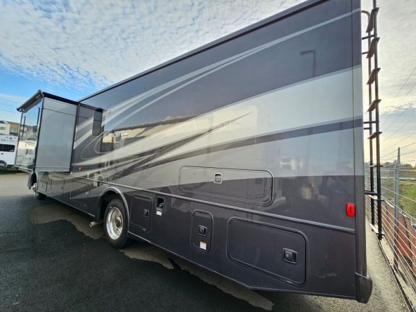 2024 Winnebago Vista 34R - Image 3