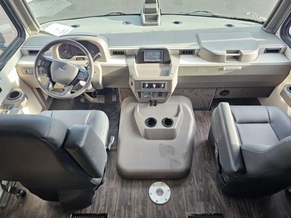 2024 Winnebago Vista 34R - Image 5