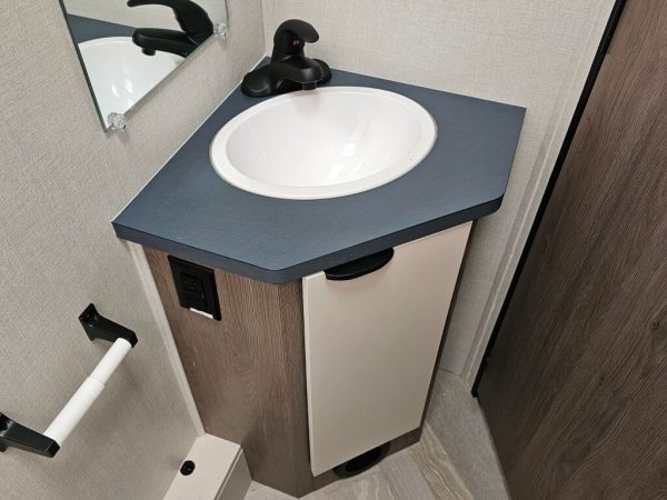 2025 Coachmen Cross Trail EV 21XG - Image 16