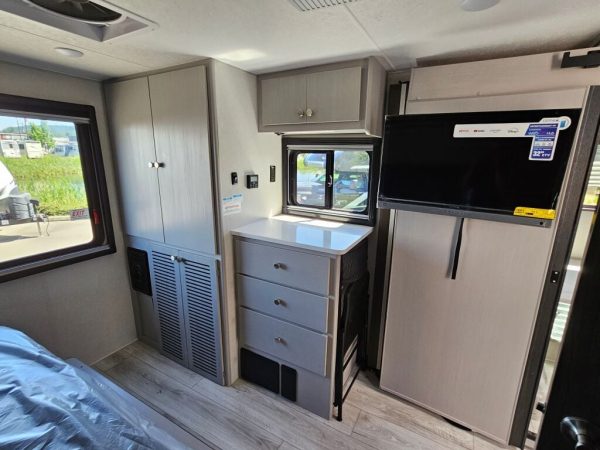 2025 Coachmen Entourage 340BH - Image 28