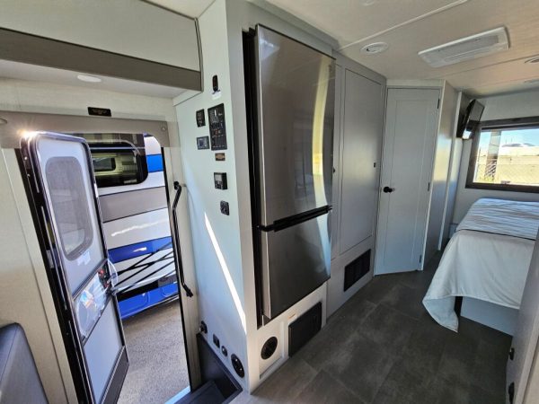 2025 Coachmen Euro 25EU - Image 11